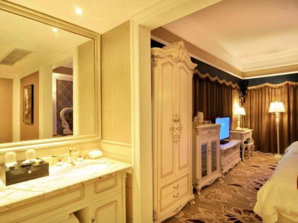 Chengdu French Theme Gold Palace Bagian luar foto