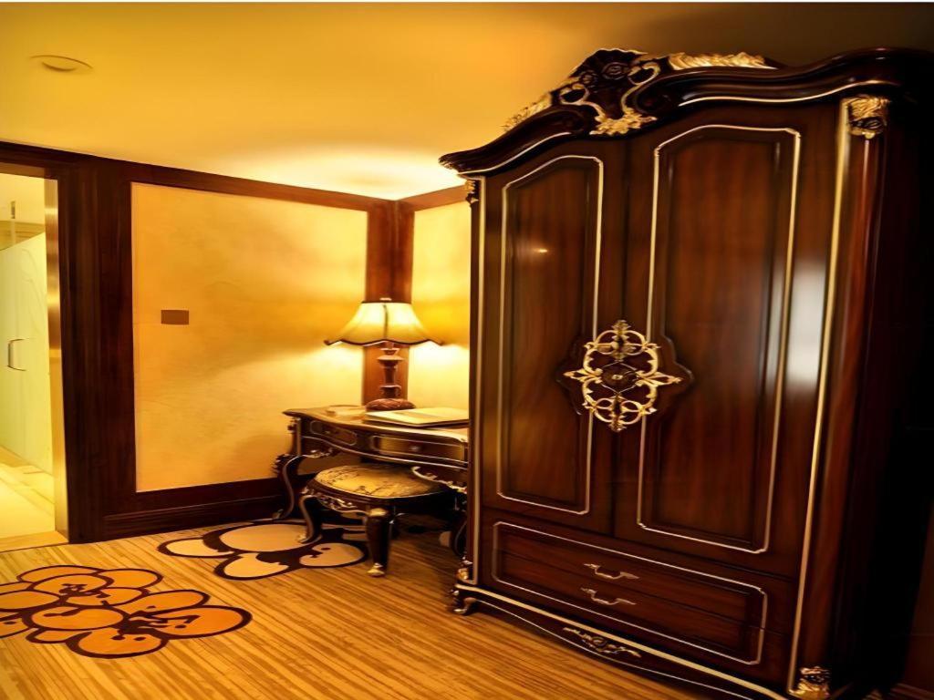 Chengdu French Theme Gold Palace Bagian luar foto