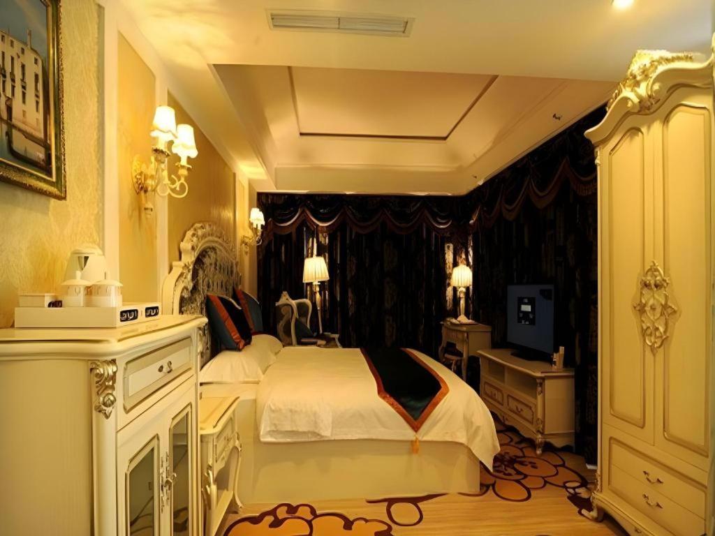 Chengdu French Theme Gold Palace Bagian luar foto